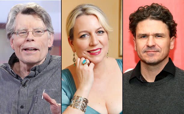 <p>Un grupo de escritores, entre ellos Stephen King, Cheryl Strayed, y Dave Eggers, firmaron una petición en junio titulada<i> “Los escritores acerca de Trump”</i>. El texto incluye un mensaje donde se lee: “Como escritores, somos particularmente conscientes de las muchas maneras en que el lenguaje puede ser objeto de abuso en nombre del poder … El ascenso de un candidato político que apela deliberadamente a los elementos más básicos y más violentos de la sociedad , que fomenta la agresión entre sus seguidores, grita a los oponentes, intimida a los disidentes, y denigra a las mujeres y las minorías, demanda de cada uno de nosotros una respuesta inmediata y contundente. ”</p>