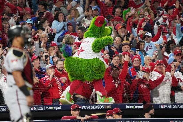 Braves mascot runs onto field, tackled during Diamondbacks game