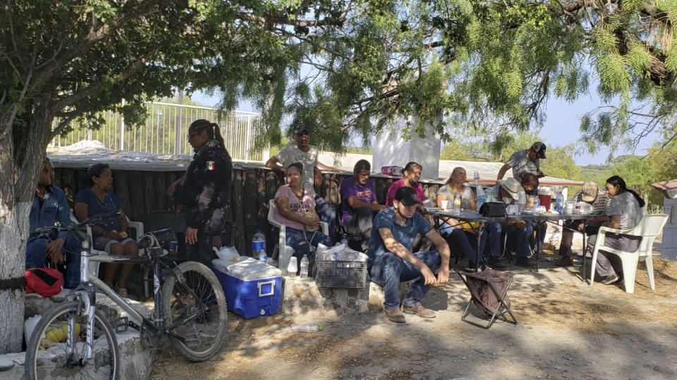 Familiares de mineros atrapados en una mina de carbón colapsada e inundada esperan información afuera de la mina en Sabinas, en el estado mexicano de Coahuila, el jueves 4 de agosto de 2022. (AP Foto/Elizabeth Monroy)