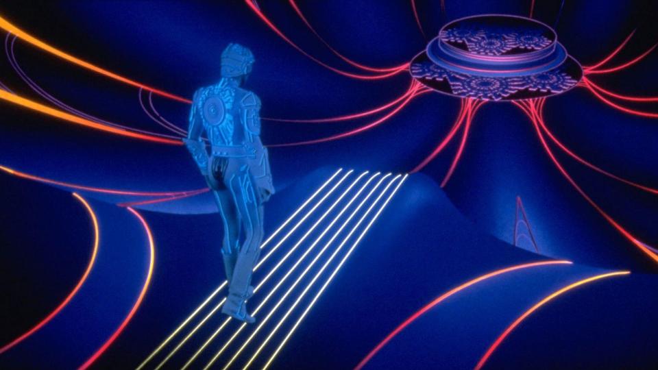 "Tron" handelt von Flynn (Jeff Bridges), einem jungen Computerexperten, der Spiele programmiert - und letztlich selbst in einen Computer transferiert wird. (Bild: Disney)