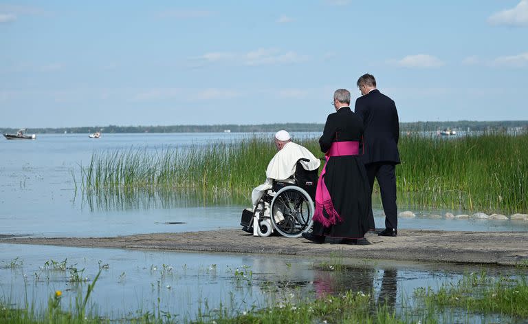 Francisco bendice un lago durante su paso por Alberta