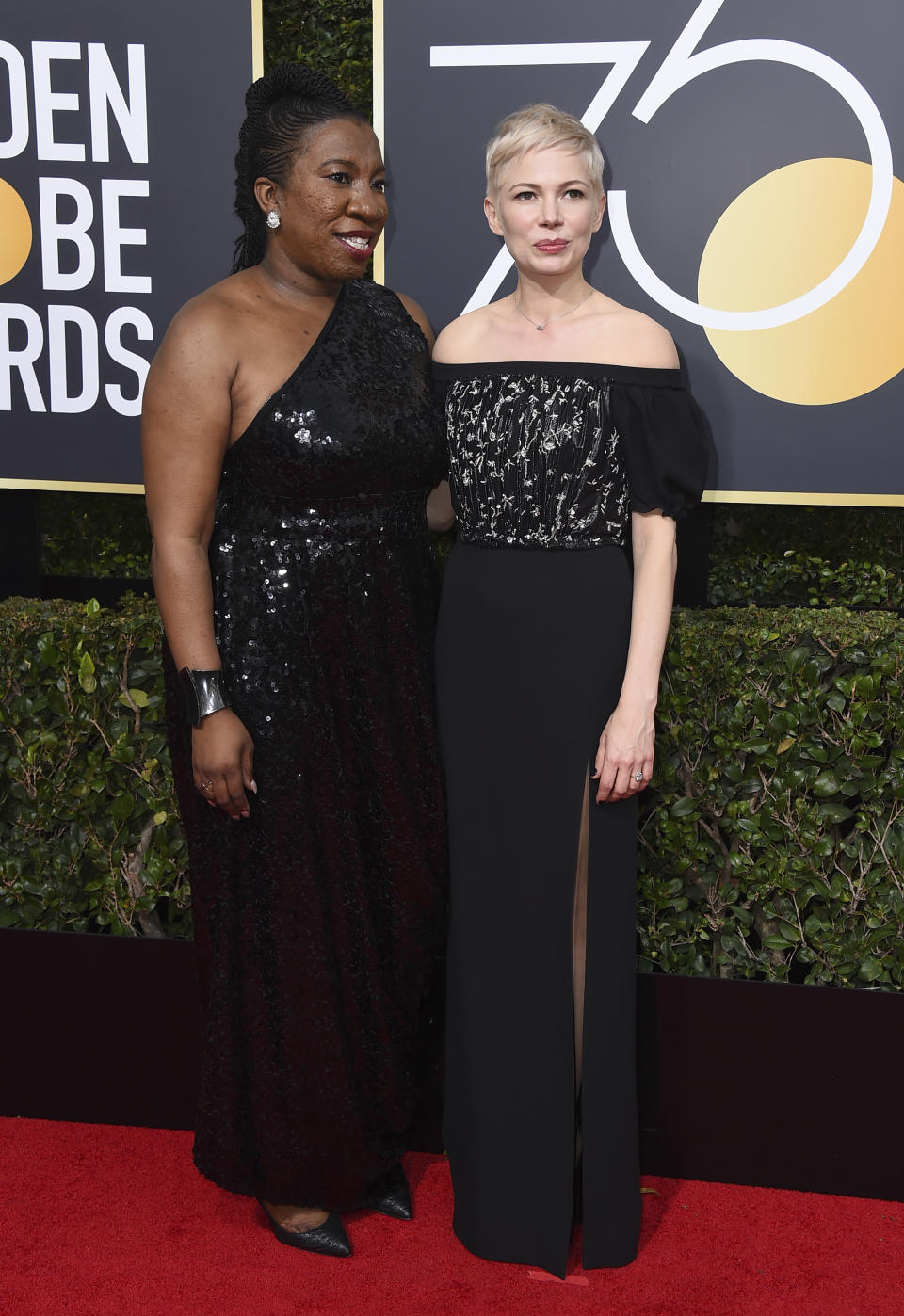 <p>Tarana Burke era la mujer junto a la que posó Michelle Williams en la alfombra roja. Ella es la creadora del movimiento #MeToo en 2006, que se ha hecho más conocido en los últimos meses tras el escándalo de Harvey Weinstein. (Foto: Gtres). </p>