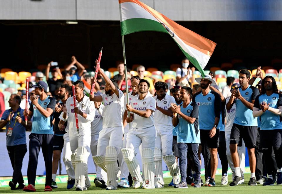 <div class="paragraphs"><p>Indian team takes the victory lap around the Gabba.</p></div>