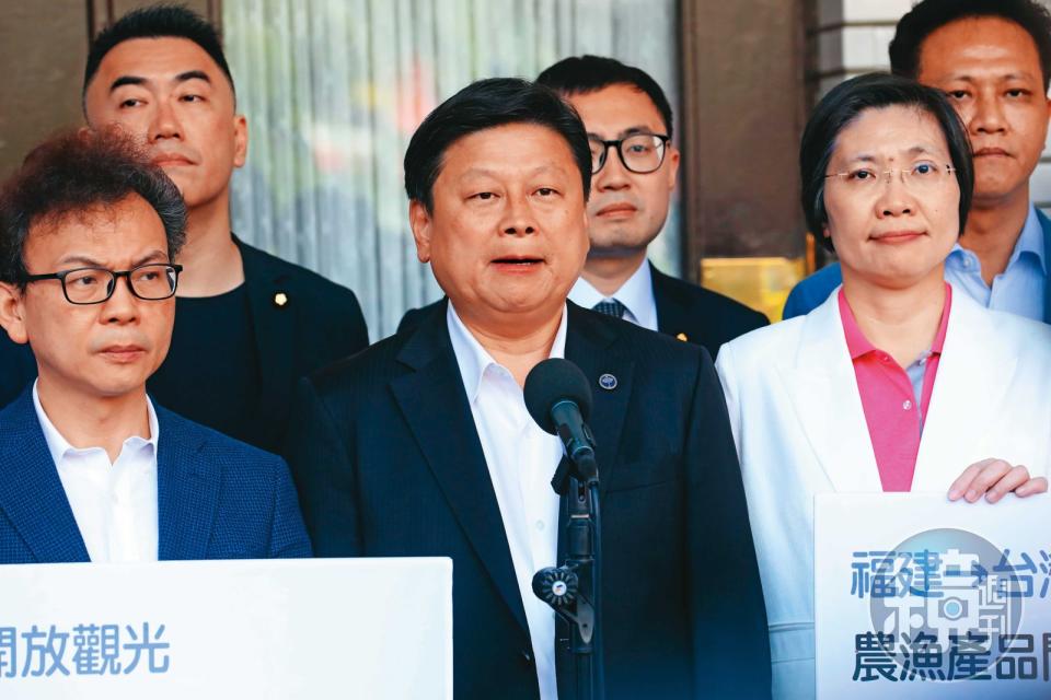 立法院開議期間，國民黨團總召傅崐萁仍執意率眾立委赴中國參訪。