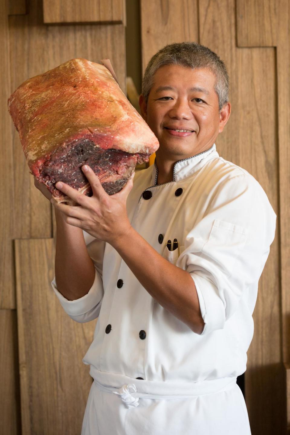 「Fresh & Aged Italian Steak House」主廚陳重光，是製作乾式熟成牛肉的牛排專家。