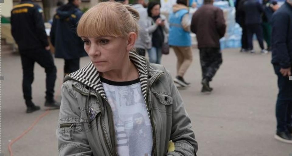 PHOTO: ABC News' James Longman talks to a Ukrainian mother in Kharkiv. (ABC News)