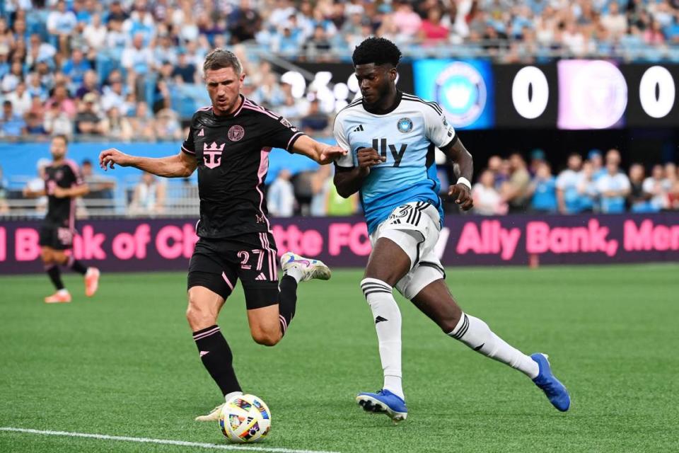 El jugador del Inter Miami Sergii Kryvtsov (izq.) disputa el balón con Patrick Agyemang, de Charlotte, en el partido de la MLS celebrado el 3 de julio de 2024 en el Bank of America Stadium en Charlotte.