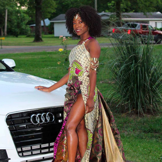 The print, the headdress, the elaborate arm band – she knows she slayed prom!