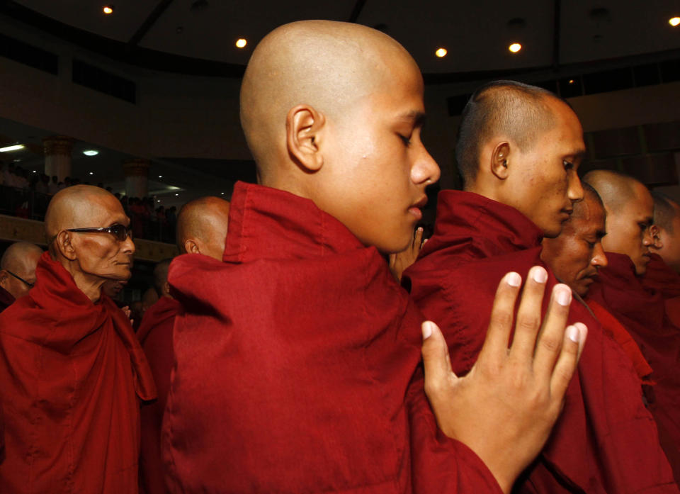 El budismo inspira a los habitantes de Myanmar y Tailandia a realizar donaciones (AP/Khin Maung Win)