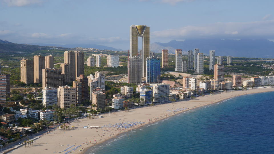 La curiosa silueta del edificio destacaba en el <em>skyline</em> de la playa de Poniente de la ciudad alicantina y se había convertido en un símbolo de la explosión de la burbuja inmobiliaria desde que quedara abandonado tras la paralización de las obras. (Foto: Getty Images).