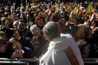 En sus años de arzobispo de Buenos Aires, el cardenal Jorge Mario Bergoglio, también saludaba a sus fieles a su llegada a los templos donde oficiaba. En laimagen, en la catedral de San Cayetano, en Buenos Aires, Argentina, el 7 de agosto de 2007. Rodrigo Alfaro/LatinContent/Getty Images