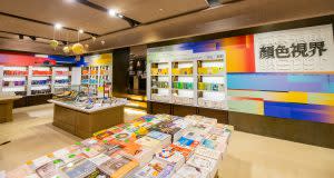 顏色視界主題書展。｜A book exhibition in Dunnan Bookstore （圖／誠品敦南店|Courtesy of Eslite Bookstore）