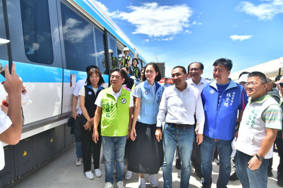 圖／新北市長侯友宜為首列車揭下布幕，白底車身搭配天藍色流線設計，嶄新亮麗的造型引起現場一片歡呼與掌聲。（圖／記者陳志仁攝，2023.08.30）