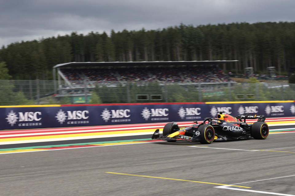 Max Verstappen al volante de su Red Bull durante el Gran Premio de Bélgica de la Fórmula Uno, el domingo 30 de julio de 2023, en Spa. (AP Foto/Geert Vanden Wijngaert)