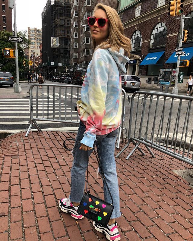 15 Tie-Dye-Shirt Outfits You Will Actually Like