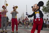 <p>Auch in den Freizeitparks des Unterhaltungskonzerns Walt Disney herrscht striktes Selfie-Stick-Verbot. „Die Gäste werden gebeten, dieses Utensil im Auto zu lassen oder vor dem Parkbesuch im Hotel zu deponieren“, heißt es beispielsweise beim Disneyland Paris. Zu groß ist das Risiko, dass Besucher sich oder andere Gäste in einem der Fahrgeschäfte verletzen. (Bild: AP Photo) </p>