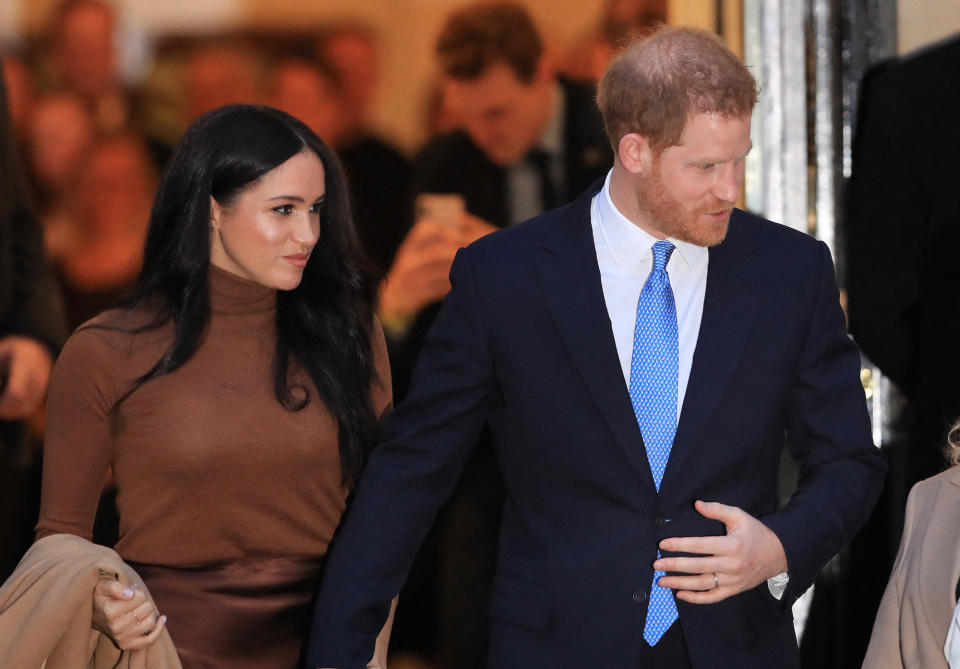 <a href="https://www.elle.fr/People/La-vie-des-people/News/Meghan-Markle-et-Harry-complices-pour-leur-premiere-apparition-de-l-annee#xtor=AL-541" rel="nofollow noopener" target="_blank" data-ylk="slk:Voir la suite des photos sur ELLE.fr;elm:context_link;itc:0;sec:content-canvas" class="link ">Voir la suite des photos sur ELLE.fr</a><br><h3> A lire aussi </h3><ul><li><a href="https://www.elle.fr/People/La-vie-des-people/News/Meghan-Markle-et-Harry-leur-engagement-pour-les-incendies-en-Australie-qui-pourrait-poser-probleme-3829873#xtor=AL-541" rel="nofollow noopener" target="_blank" data-ylk="slk:Meghan Markle et Harry : leur engagement pour les incendies en Australie qui pourrait poser problème;elm:context_link;itc:0;sec:content-canvas" class="link ">Meghan Markle et Harry : leur engagement pour les incendies en Australie qui pourrait poser problème</a></li><li><a href="https://www.elle.fr/People/La-vie-des-people/News/Meghan-Markle-et-Harry-partagent-une-adorable-photo-d-Archie-pour-le-Nouvel-An-3829674#xtor=AL-541" rel="nofollow noopener" target="_blank" data-ylk="slk:Meghan Markle et Harry partagent une adorable photo d'Archie pour le Nouvel An;elm:context_link;itc:0;sec:content-canvas" class="link ">Meghan Markle et Harry partagent une adorable photo d'Archie pour le Nouvel An</a></li><li><a href="https://www.elle.fr/People/La-vie-des-people/News/Meghan-Markle-cette-grossesse-surprise-qui-lui-donne-le-sourire-3829670#xtor=AL-541" rel="nofollow noopener" target="_blank" data-ylk="slk:Meghan Markle : cette grossesse surprise qui lui donne le sourire !;elm:context_link;itc:0;sec:content-canvas" class="link ">Meghan Markle : cette grossesse surprise qui lui donne le sourire !</a></li><li><a href="https://www.elle.fr/People/La-vie-des-people/News/Meghan-Markle-et-Harry-decouvrez-le-sublime-endroit-ou-ils-vont-passer-le-Nouvel-An-3829606#xtor=AL-541" rel="nofollow noopener" target="_blank" data-ylk="slk:Meghan Markle et Harry : découvrez le sublime endroit où ils vont passer le Nouvel An !;elm:context_link;itc:0;sec:content-canvas" class="link ">Meghan Markle et Harry : découvrez le sublime endroit où ils vont passer le Nouvel An !</a></li><li><a href="https://www.elle.fr/Astro/Horoscope/Quotidien#xtor=AL-541" rel="nofollow noopener" target="_blank" data-ylk="slk:Consultez votre horoscope sur ELLE;elm:context_link;itc:0;sec:content-canvas" class="link ">Consultez votre horoscope sur ELLE</a></li></ul>