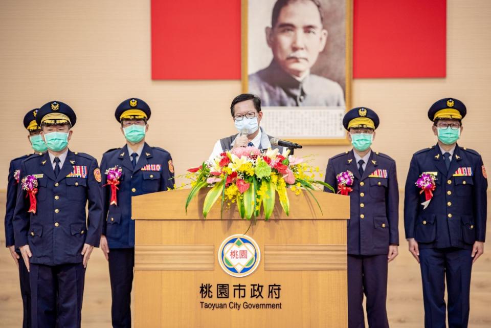 ▲桃園市長鄭文燦（中）重視治安，向中央爭取增補警力，充實基層勤務人力。（圖／桃園市政府警察局提供）