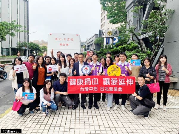 台灣中油公司油品行銷事業部台北營業處長張榮福，率營業處員工參捐血活動。