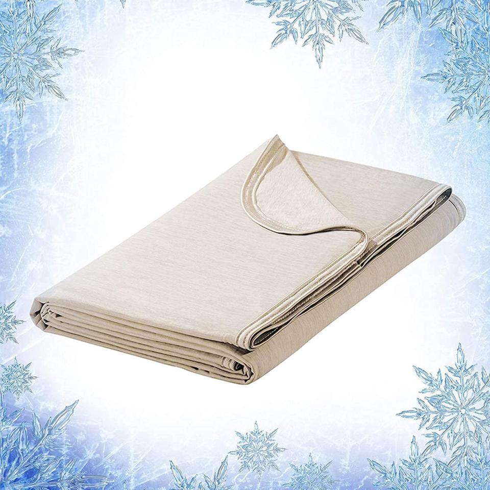 Elegear Cooling Blanket. Image via Amazon.