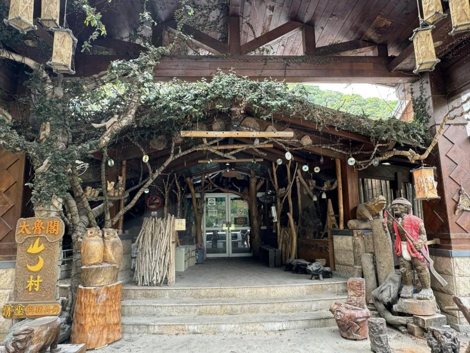 位於太魯閣布洛灣部落的山月村，因強震衝擊、太魯閣國家公園無限期封閉與合約到期，被迫提前解約結束營業、資遣約40名員工。（翻攝自太魯閣山月村臉書）