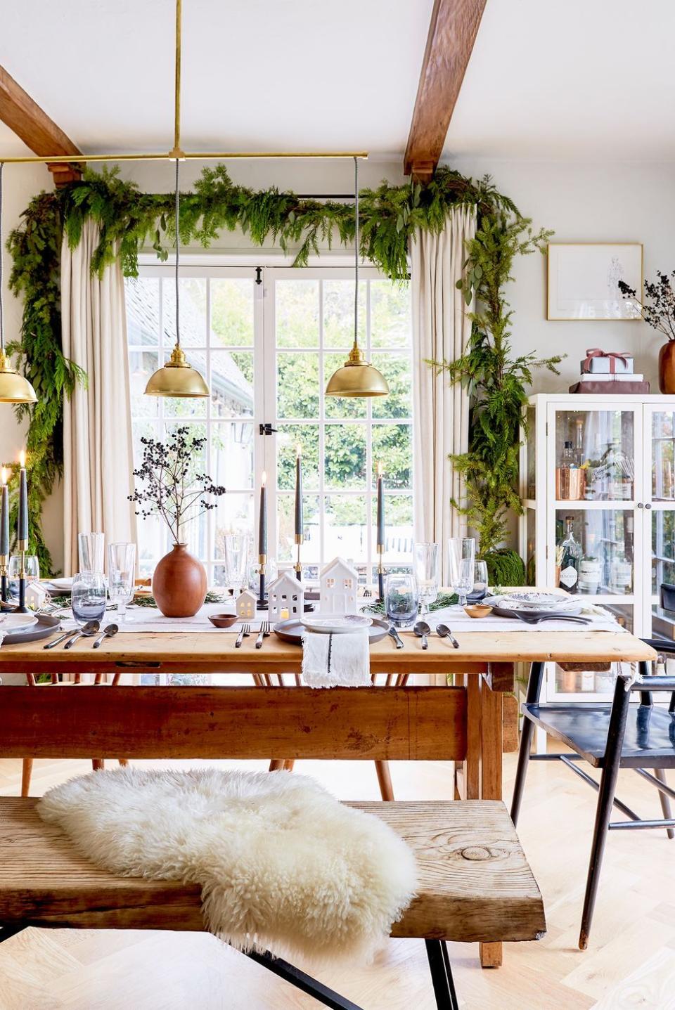 30 Christmas Centerpieces That Set the Scene for a Festive Feast