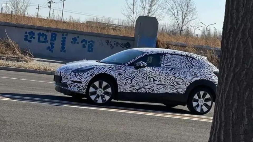 前半部像Model 3但車身後半段看起來像Mazda CX-30的神秘車款，有可能是Model 2的測試車。(圖片來源/ Electrek)