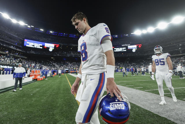 New York Giants quarterback Daniel Jones (8) passes against the New England  Patriots during an NFL preseason football game, Sunday, Aug. 29, 2021, in  East Rutherford, N.J. (AP Photo/Adam Hunger Stock Photo - Alamy