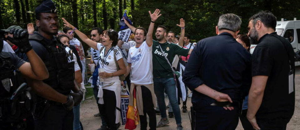 Les supporteurs du Real Madrid aux côtés de policiers français, aux abords du Stade de France à Saint-Denis le 28 mai 2022, avant la finale&nbsp;de la Ligue des champions entre le Liverpool FC et le Real Madrid.&nbsp;
