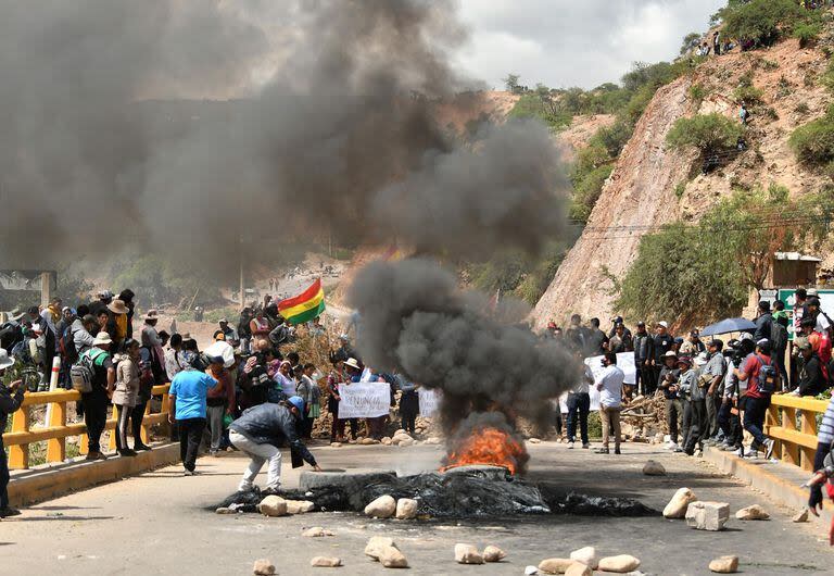 Simpatizantes del expresidente de Bolivia Evo Morales (2006-2019) bloquean una carretera para exigir la renuncia de magistrados en Cochabamba (Bolivia). EFE/Jorge Abrego
