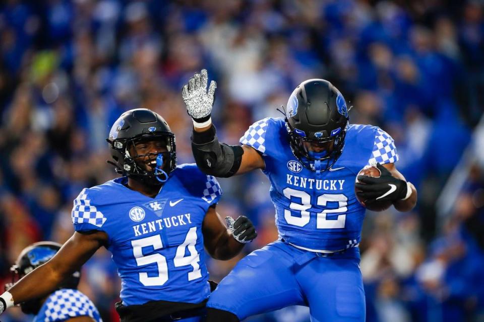 Kentucky starting linebackers Trevin Wallace (32), a product of Jesup, Georgia, and D’Eryk Jackson, a Dublin, Georgia, product, will be returning to their home state when the No. 20 Wildcats face No. 1 Georgia in an SEC East showdown in Athens.