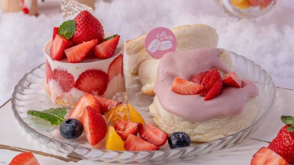 「櫻桃草莓舒芙蕾鬆餅」能嘗到不同層次的草莓滋味。（圖／翻攝自Café del SOL 福岡人氣第一鬆餅臉書）