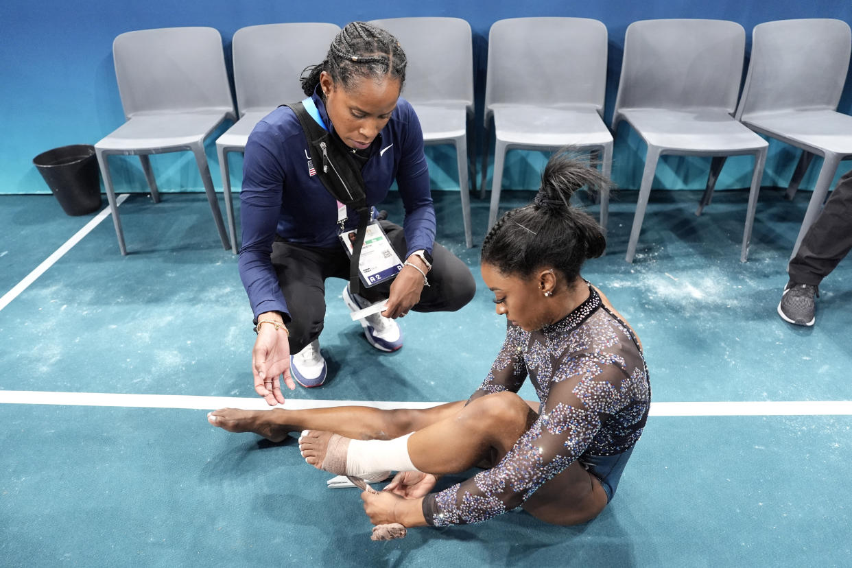 Simone Biles injured her left calf during qualifications at the Paris Olympics, but still managed to lead Team USA. (AP Foto/Charlie Riedel)