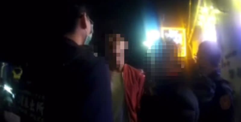 ▲警方到場時，20歲的王姓男子等4人仍在叫囂，且用言語辱罵警方，警方隨後將期壓制，全案將依社會秩序維護法裁罰。（圖／翻攝畫面）