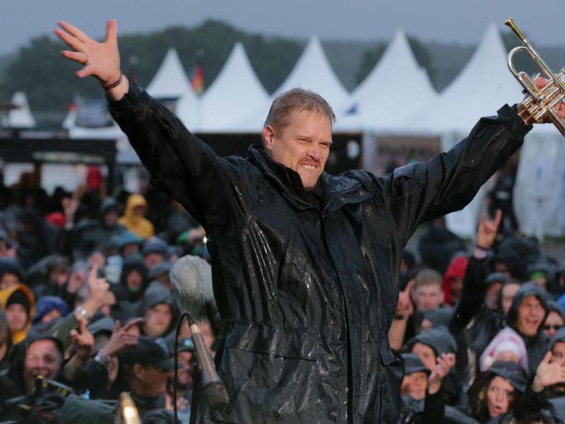 Stephan Bumann, musikalischer Leiter des Feuerwehrmusikkorps Wacken, begrüßt die Heavy Metal Fans aus aller Welt. Foto: Axel Heimken