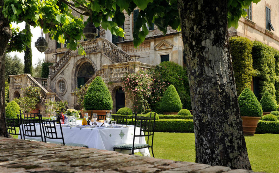 <p>Tan impresionante como su entrada principal es el patio trasero de esta villa italiana a disposición de los clientes de Nota Bene Global. (Foto: Nota Bene Global). </p>