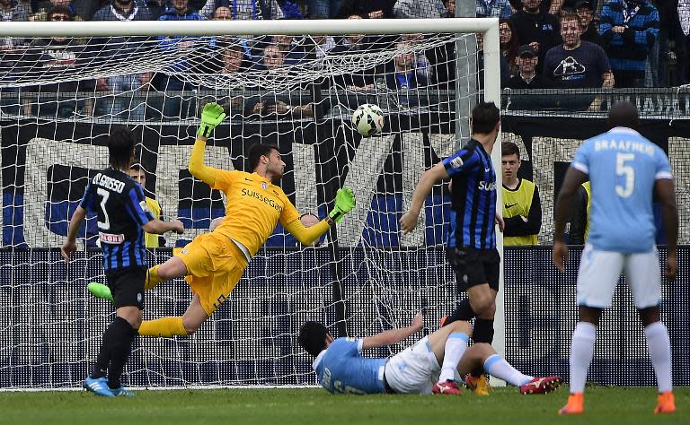 Lazio's midfielder Marco Parolo (C-bottom) scores during their Italian Serie A football match against Atalanta in Bergamo, Italy, on May 3, 2015