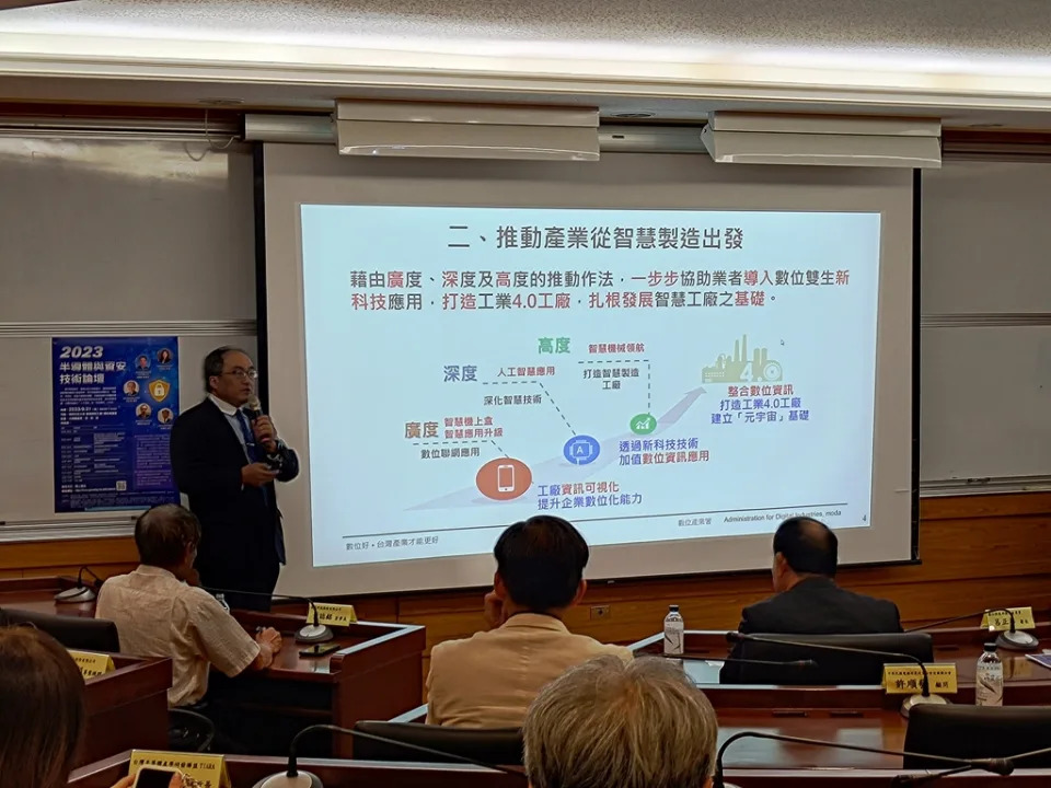 《圖說》數發部數位產業署署長呂正華以「數位產業推動策略與作法」為題，進行專題講座。（圖／明新科大提供）