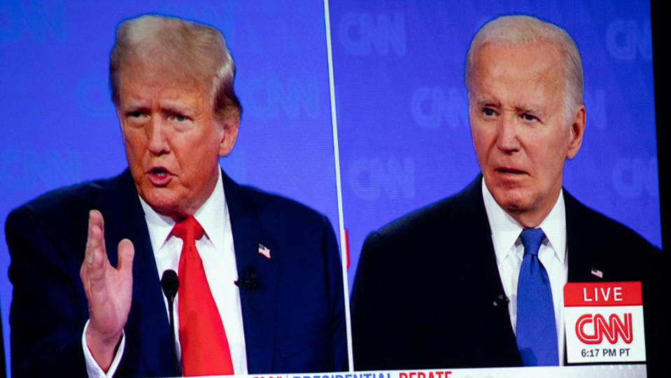 美國總統拜登（右）與前總統川普（左）6月27日進行總統大選電視辯論。路透社