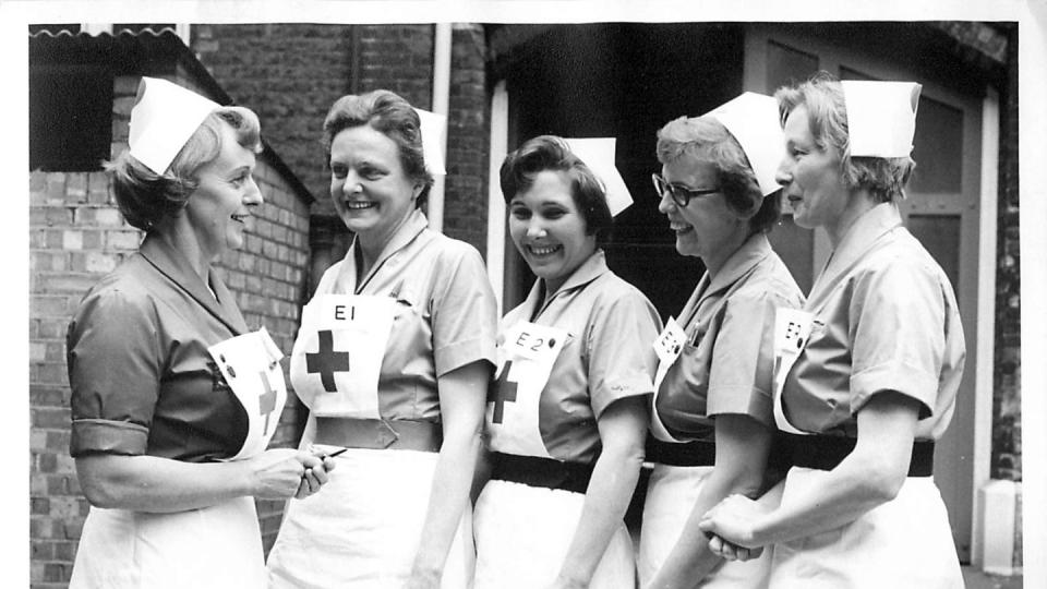 Herzogin Kates Großmutter Valerie Middleton (M) war im Zweiten Weltkrieg freiwillige Helferin beim Britischen Roten Kreuz.