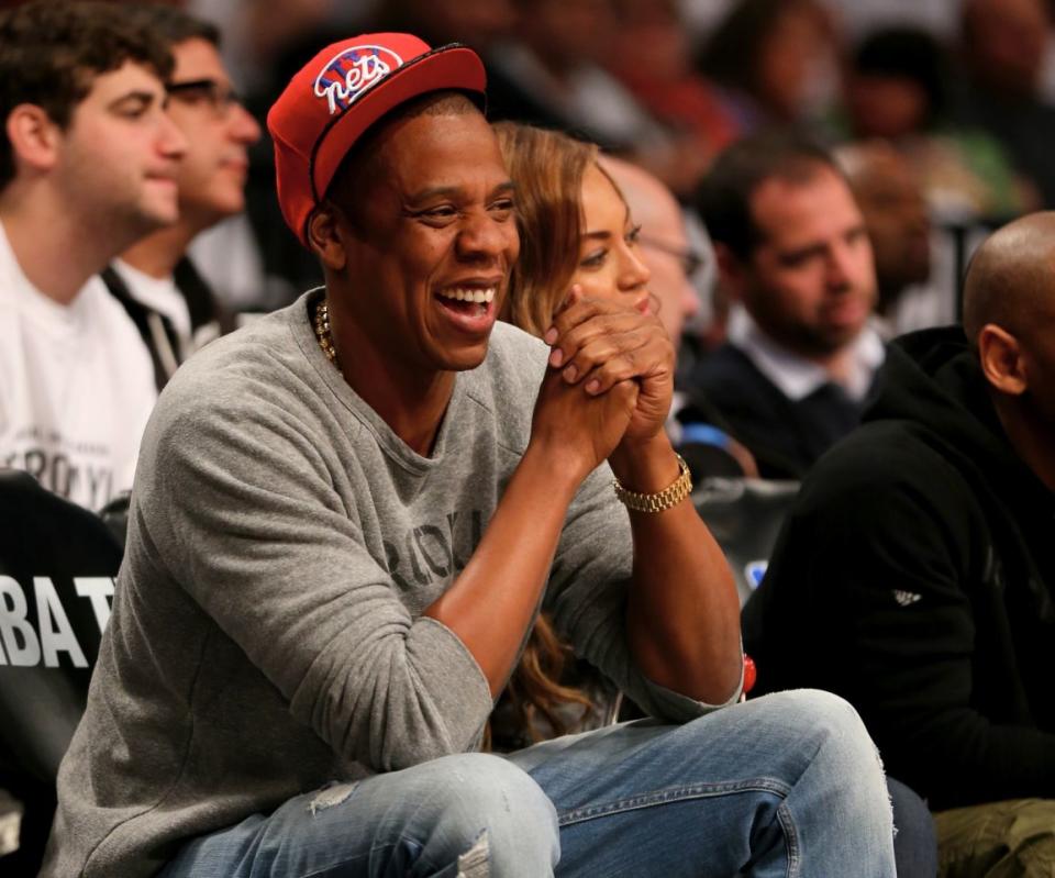 Jay-Z und Beyonce beim sechsten Spiel des Eastern-Conference-Viertelfinales der NBA Playoffs 2014 am 2. Mai 2014 im Barclays Center, New York City. (Elsa/Getty Images) 