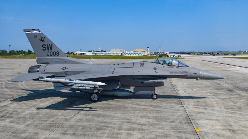 A 20th Fighter Wing F-16C with a live AIM-9M loaded. <em>Jamie Hunter</em>