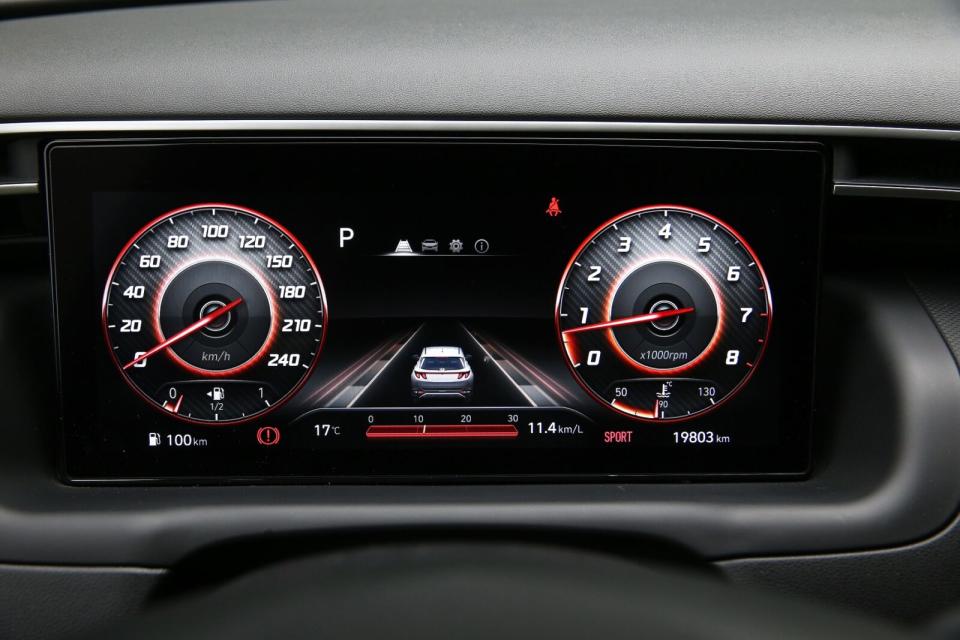採特殊無邊框式設計的10.25吋全數位化儀錶相當有創意，其中央資訊幕可顯示豐富的行車資訊與ADAS安全系統圖示。