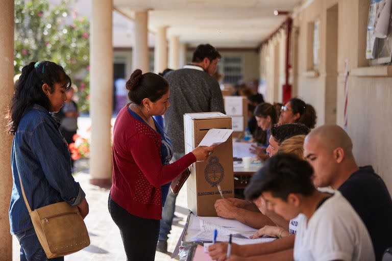 Ciudadanos votan en la escuela Los Corralitos, de Guaymallén, Mendoza, en las elecciones de 2019