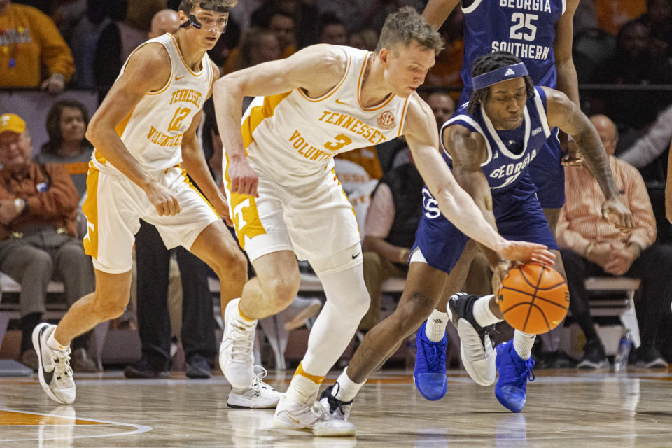 Tennessee guard Dalton Knecht (3) battles for the ball with Georgia Southern center Carlos Curry during the first half of an NCAA college basketball game, Tuesday, Dec. 12, 2023, in Knoxville, Tenn. (AP Photo/Wade Payne)