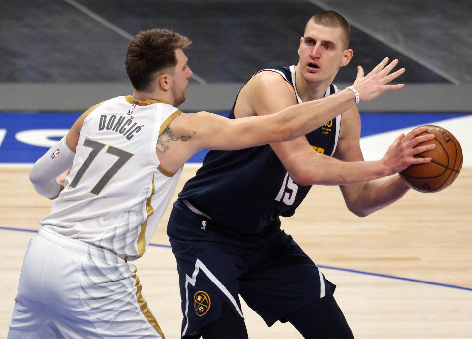 Nikola Jokic（圖右）與Luka Doncic。（Photo by Ronald Martinez/Getty Images）