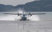 <p>Em 2º lugar, ficou o aeroporto Barra, na Escócia; ele é o único no mundo que fica em uma praia e sua pista de pouso e decolagem é de areia. Um usuário do site compara o pouso na praia "a cereja no topo do bolo", após a vista incrível do voo.</p>