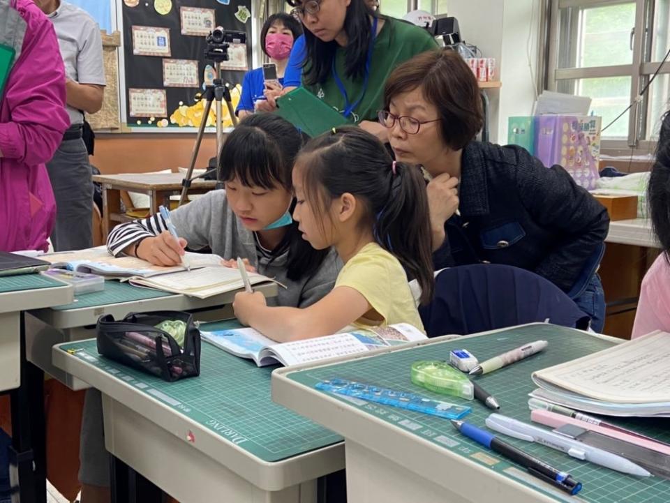 《圖說》5年級國語課孩子在課堂上進行討論。〈教育局提供〉