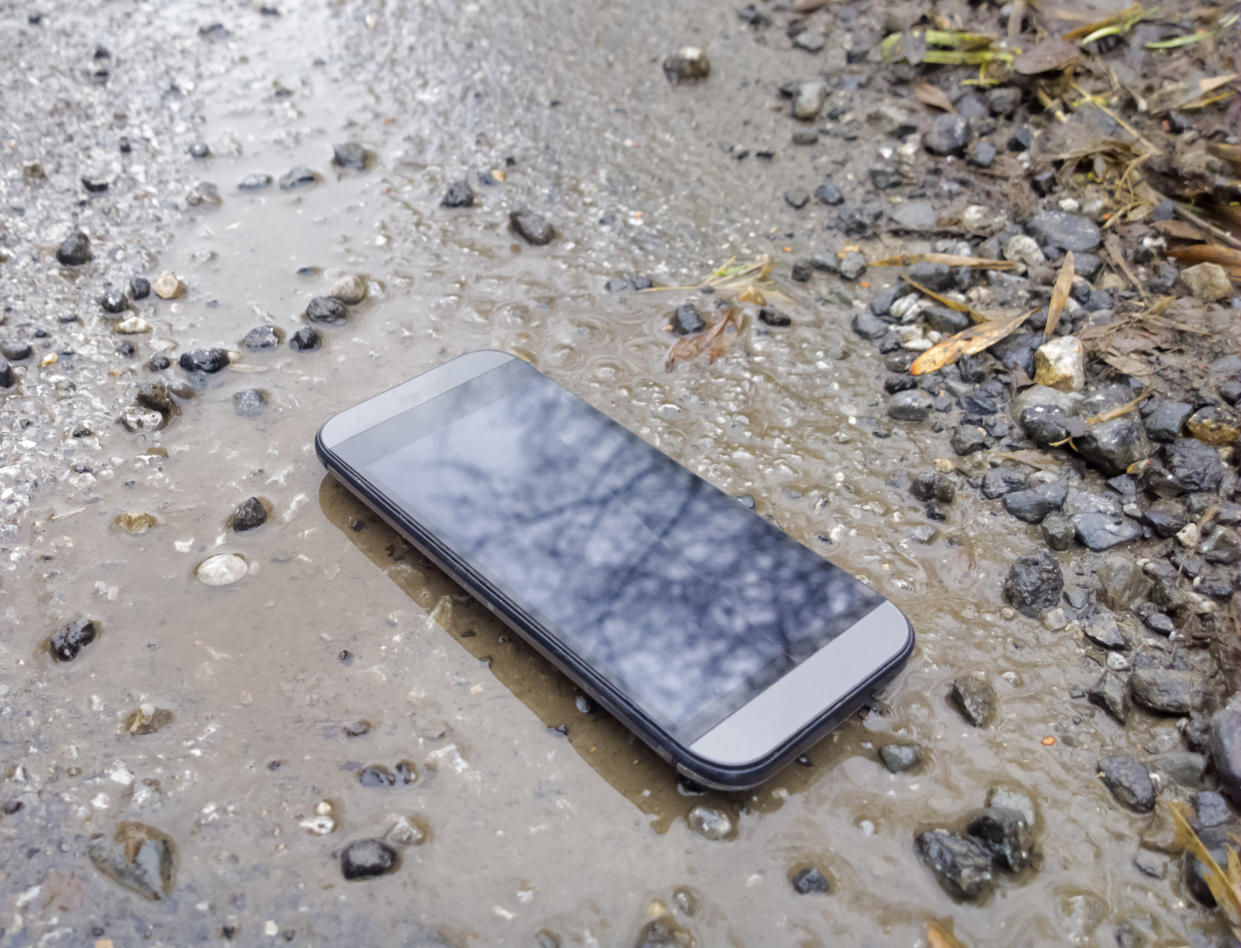 Auch wenn das Handy im Wasser landet, ist noch nicht alle Hoffnung verloren. (Symbolbild: Getty Images)