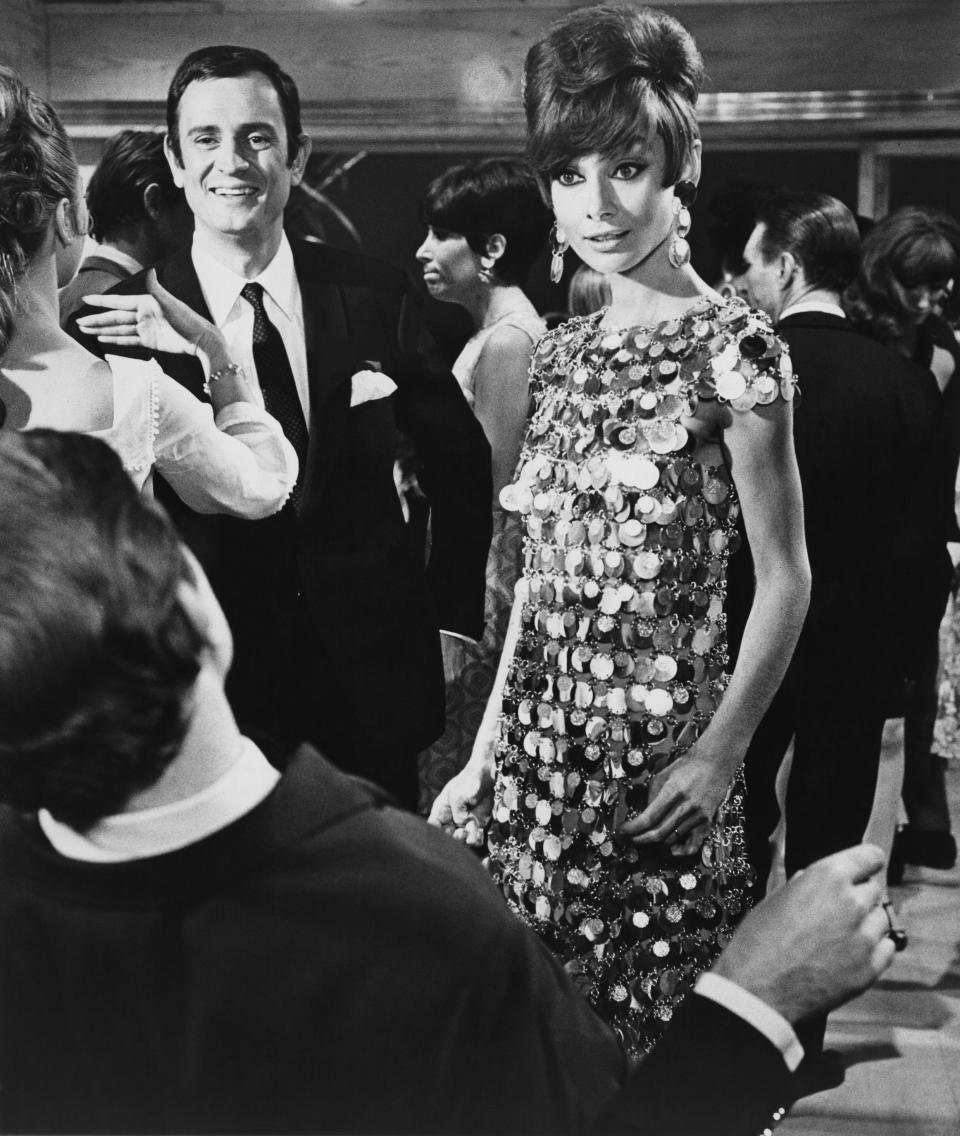 Pese a ser amante de los vestidos largos y clásicos, los espectadores vieron su lado más moderno en 'Dos en la carretera' (1967). Ken Scott es el diseñador de este vestido plateado de estilo sesentero que pasó a la historia de la moda. (Foto: Archive Photos / Getty Images)